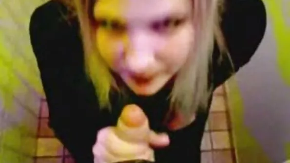 Папа підписав дочку маркером і трахнув super porno mama членом до рота.