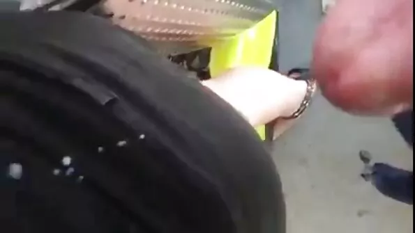 Сестренка без попиту взяла машину брата і була порно мати дико трахнута на кухні.