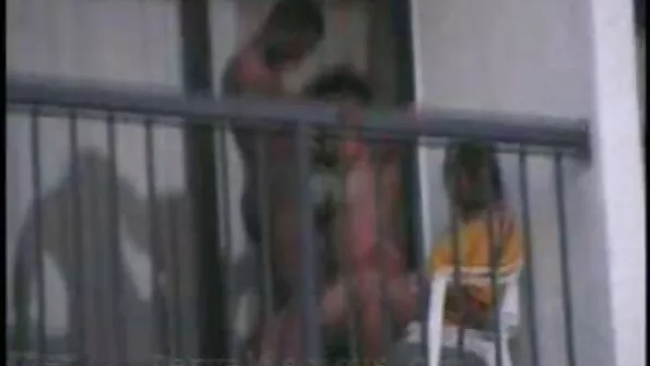 Сосу татовий член і дивлюся йому в очі секс з подругою мами поки не кінчить.