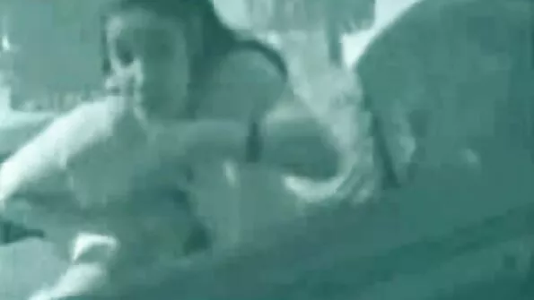 Пухка дочка похвалилася сексі мами дупою перед батьком і присіла на член.