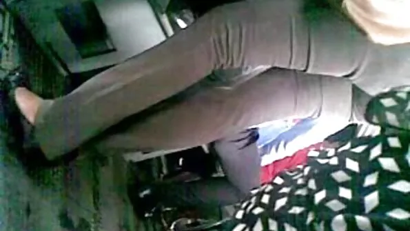 Сестра спокушає брата mat porno на секс, знімаючи на відео процес мастурбації.
