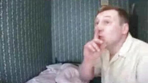 Пасинок дрочил на мачуху, але спалився і нарвався на секс порно зрілих мам у кицьку.